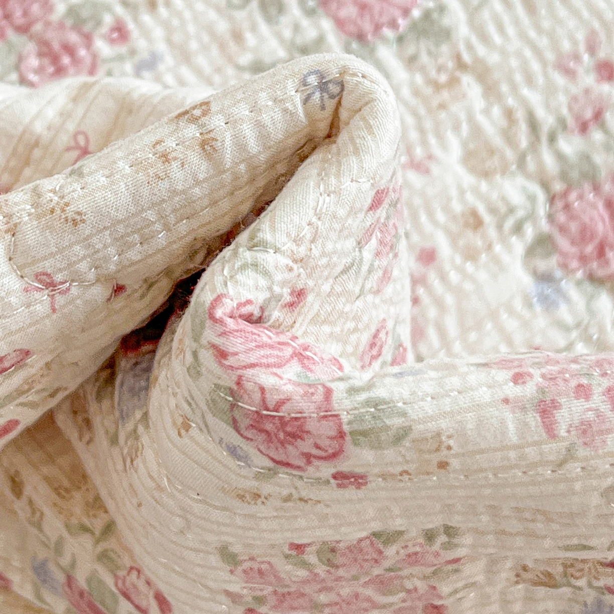 91家纺网 家纺一手货源 找家纺 恒尚居 2026新款A类贝壳绣泡芙纱床盖四套件泡芙棉双层纱床垫床褥 玫瑰织语