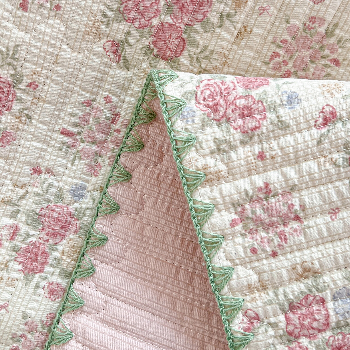 91家纺网 家纺一手货源 找家纺 恒尚居 2026新款A类贝壳绣泡芙纱床盖四套件泡芙棉双层纱床垫床褥 玫瑰织语