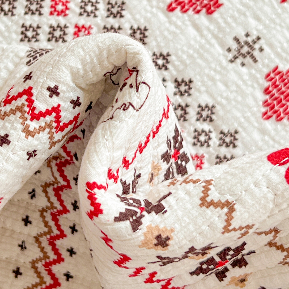 91家纺网 家纺一手货源 找家纺 恒尚居 2026新款A类贝壳绣泡芙纱床盖四套件泡芙棉双层纱床垫床褥 费尔岛小狗