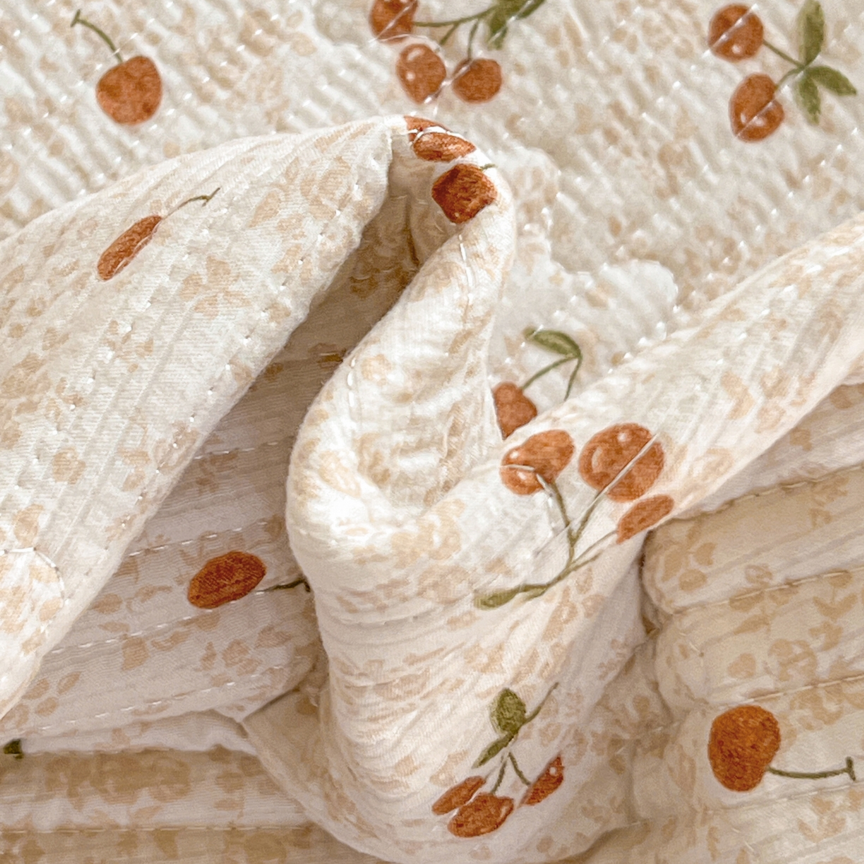 91家纺网 家纺一手货源 找家纺 恒尚居 2026新款A类贝壳绣泡芙纱床盖四套件泡芙棉双层纱床垫床褥 满地樱桃