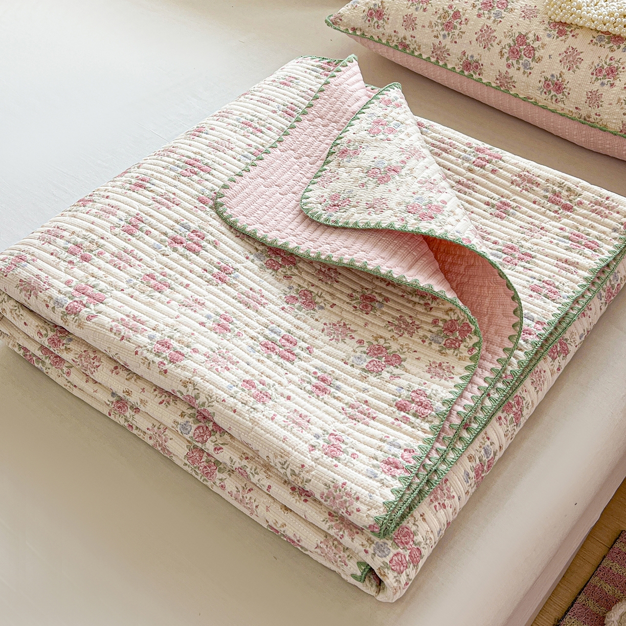 91家纺网 家纺一手货源 找家纺 恒尚居 2026新款A类贝壳绣泡芙纱床盖四套件泡芙棉双层纱床垫床褥 玫瑰织语