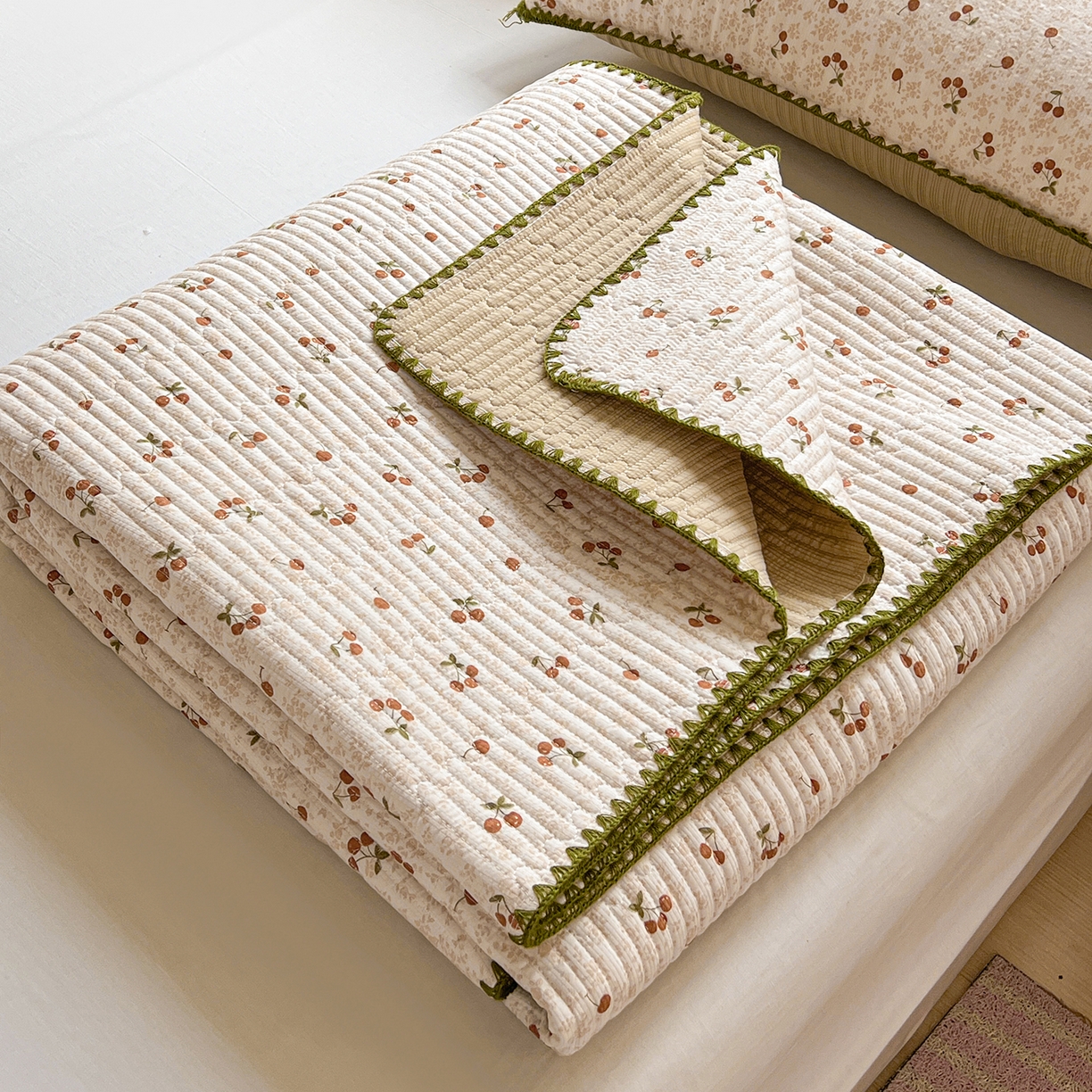 91家纺网 家纺一手货源 找家纺 恒尚居 2026新款A类贝壳绣泡芙纱床盖四套件泡芙棉双层纱床垫床褥 满地樱桃