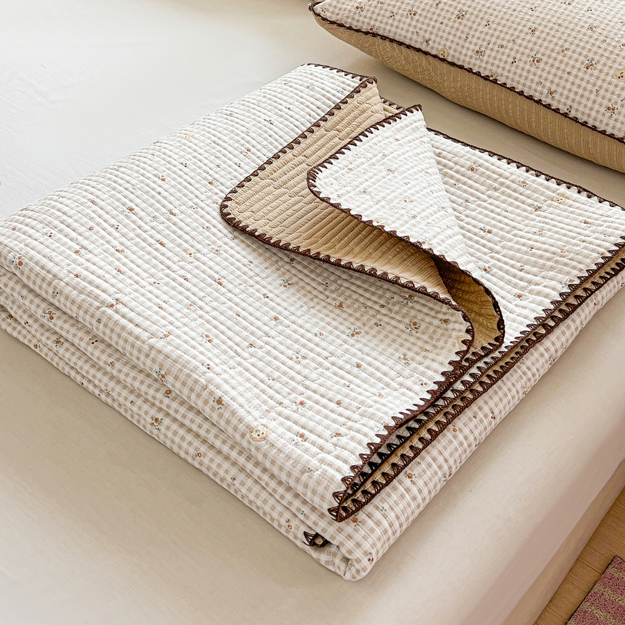 91家纺网 家纺一手货源 找家纺 恒尚居 2026新款A类贝壳绣泡芙纱床盖四套件泡芙棉双层纱床垫床褥 奶格樱桃