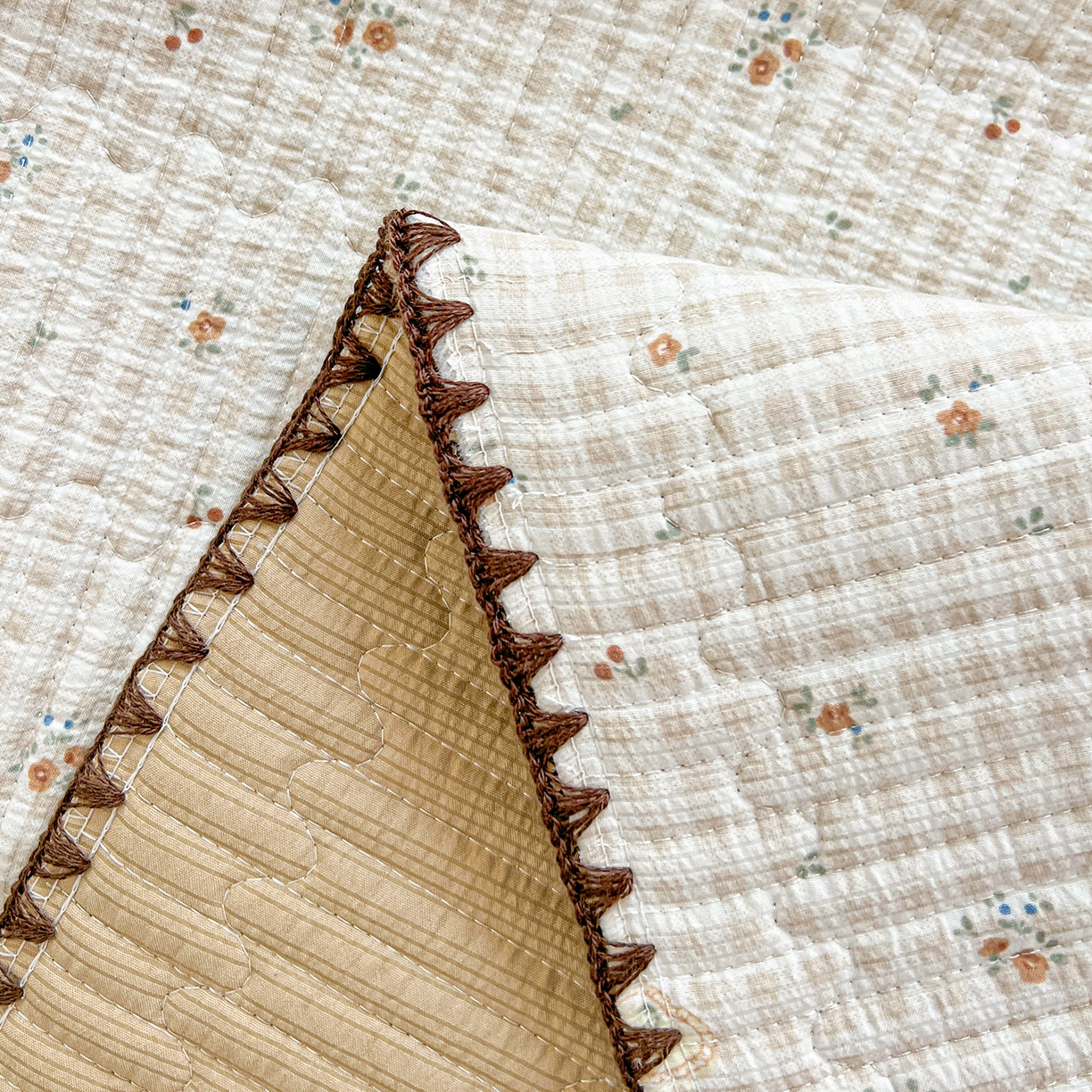 91家纺网 家纺一手货源 找家纺 恒尚居 2026新款A类贝壳绣泡芙纱床盖四套件泡芙棉双层纱床垫床褥 奶格樱桃