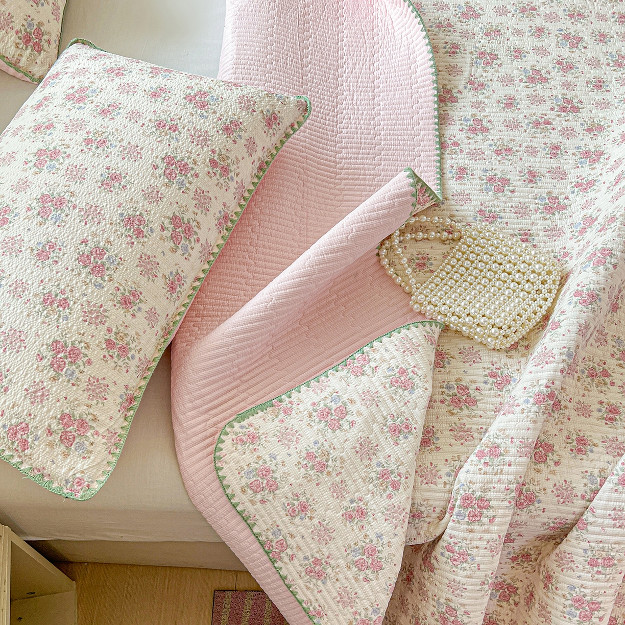 91家纺网 家纺一手货源 找家纺 恒尚居 2026新款A类贝壳绣泡芙纱床盖四套件泡芙棉双层纱床垫床褥 玫瑰织语