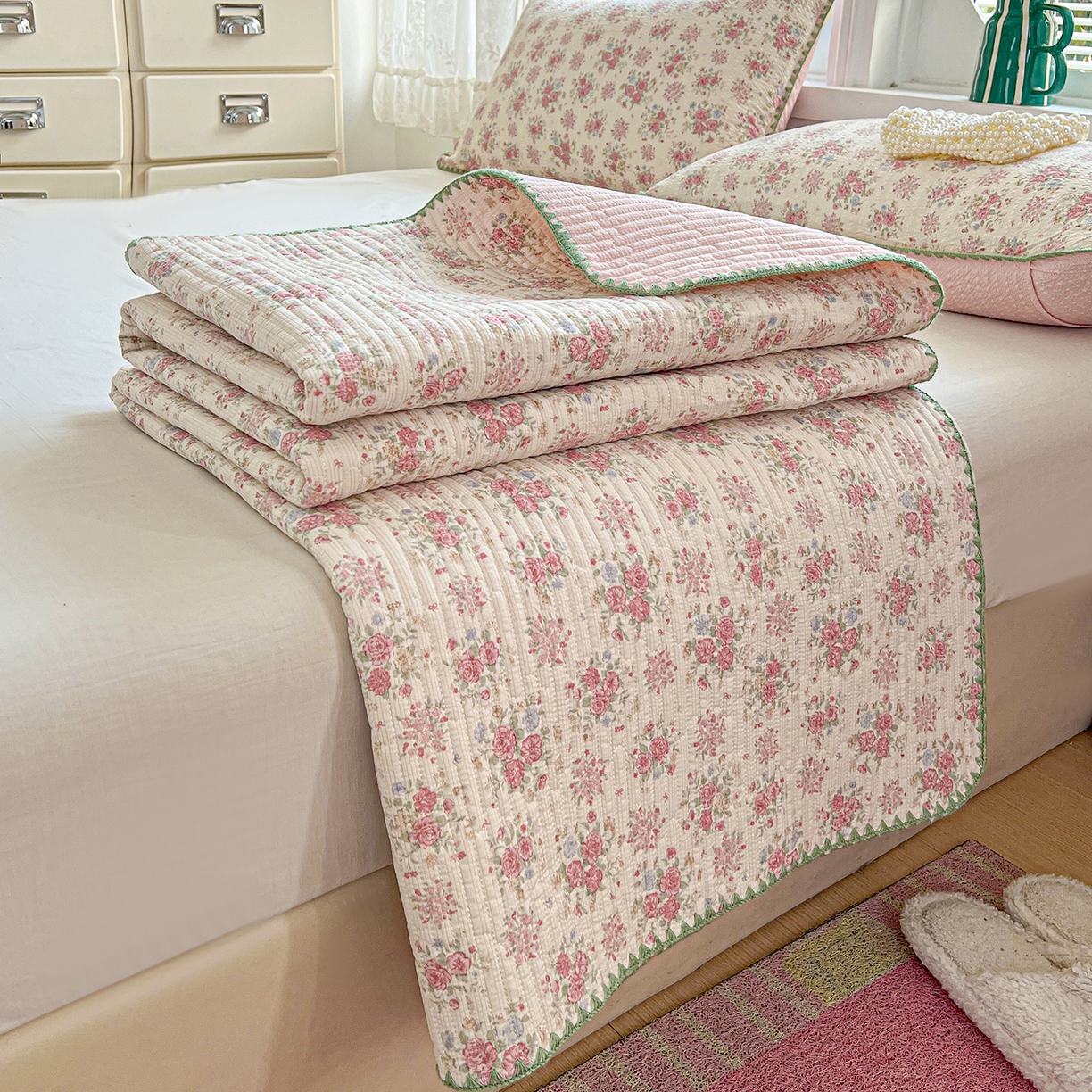 91家纺网 家纺一手货源 找家纺 恒尚居 2026新款A类贝壳绣泡芙纱床盖四套件泡芙棉双层纱床垫床褥 玫瑰织语