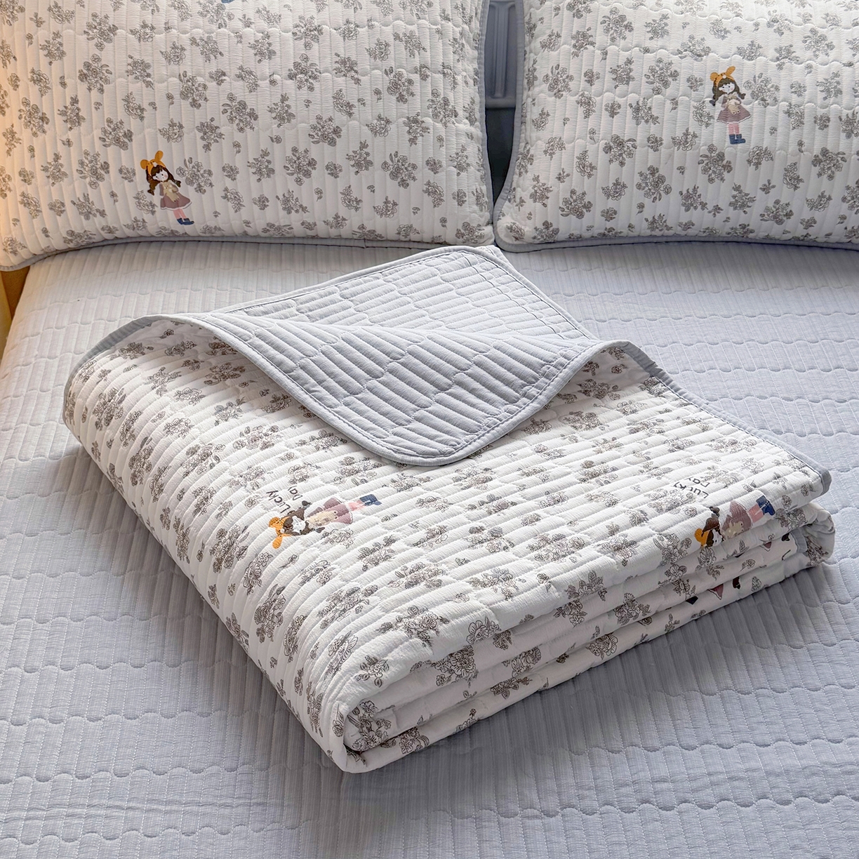 91家纺网 家纺一手货源 找家纺 悠米悠家 2026春夏新款木棉双层纱单床盖 床盖单件 晨间花园