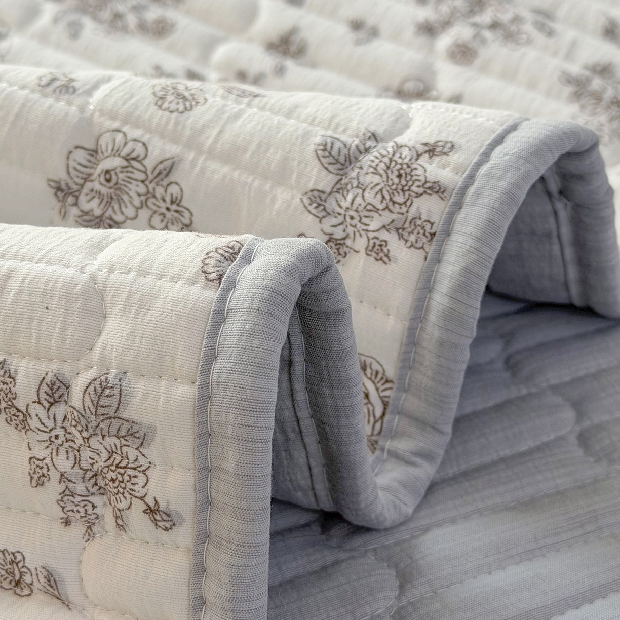 91家纺网 家纺一手货源 找家纺 悠米悠家 2026春夏新款木棉双层纱单床盖 床盖单件 晨间花园