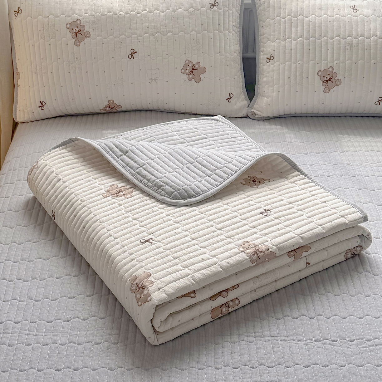 91家纺网 家纺一手货源 找家纺 悠米悠家 2026春夏新款木棉双层纱单床盖 床盖单件 可可萌熊
