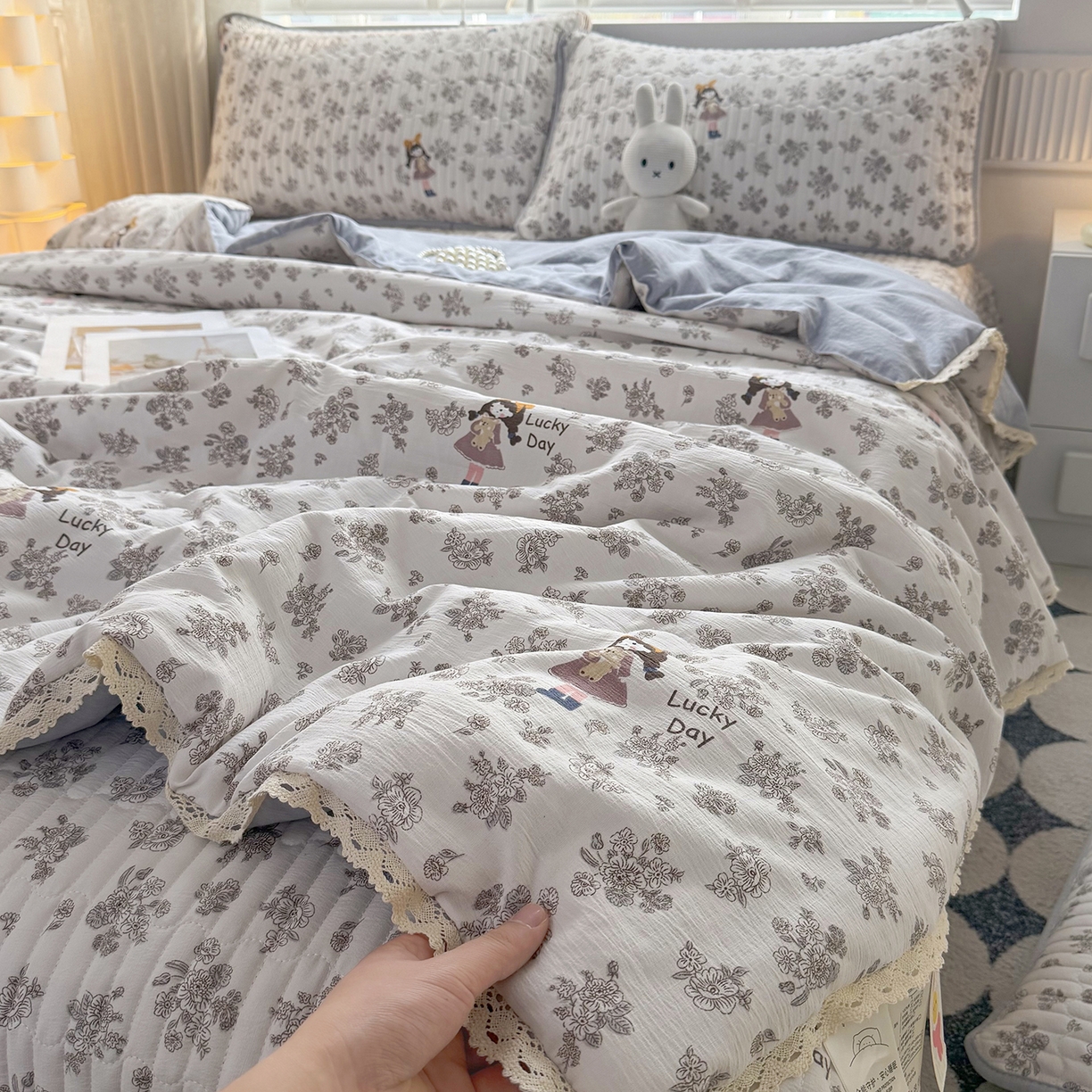 91家纺网 家纺一手货源 找家纺 悠米悠家 2026春夏新款木棉双层纱单夏被夏凉被空调被 晨间花园