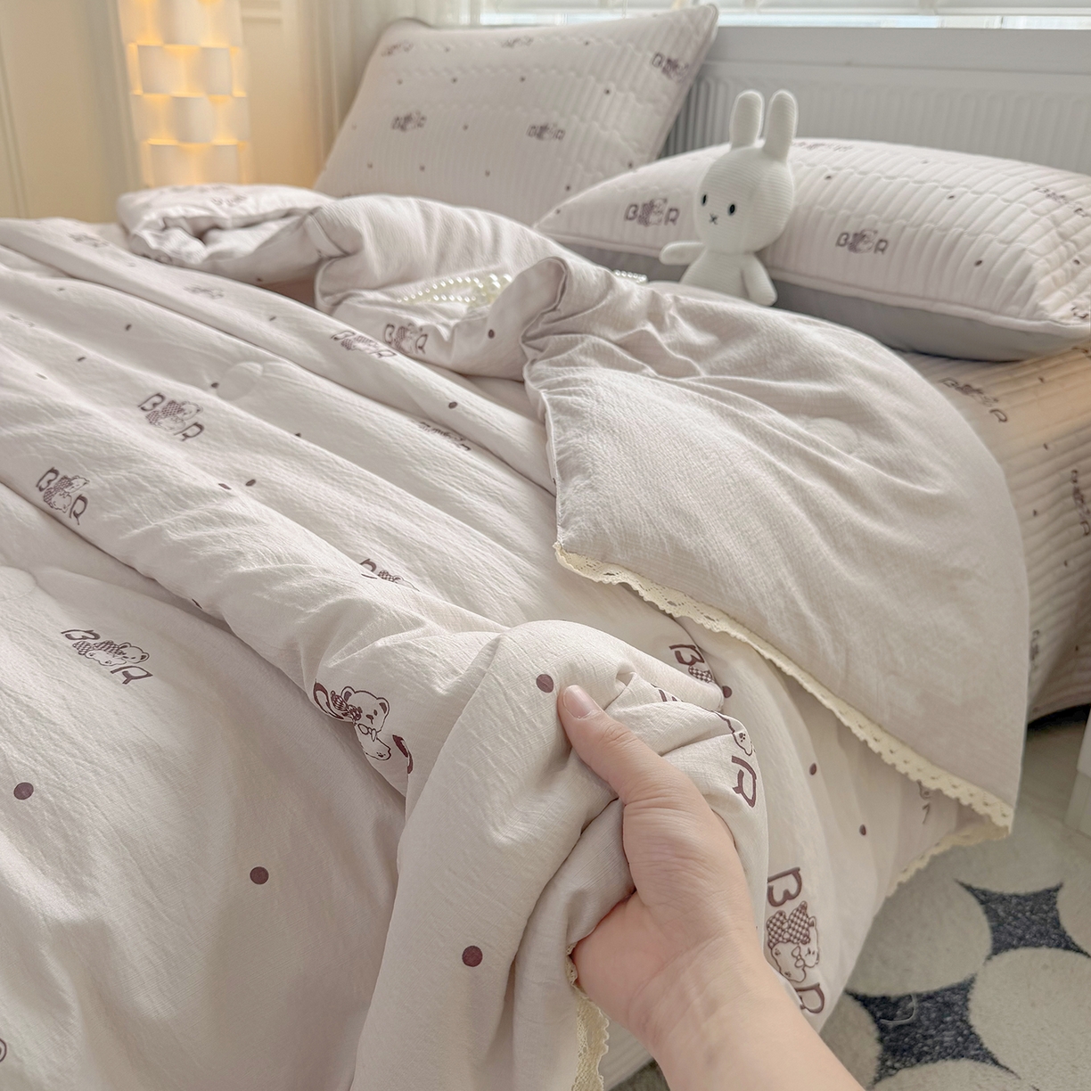 91家纺网 家纺一手货源 找家纺 悠米悠家 2026春夏新款木棉双层纱单夏被夏凉被空调被 奶咖小熊