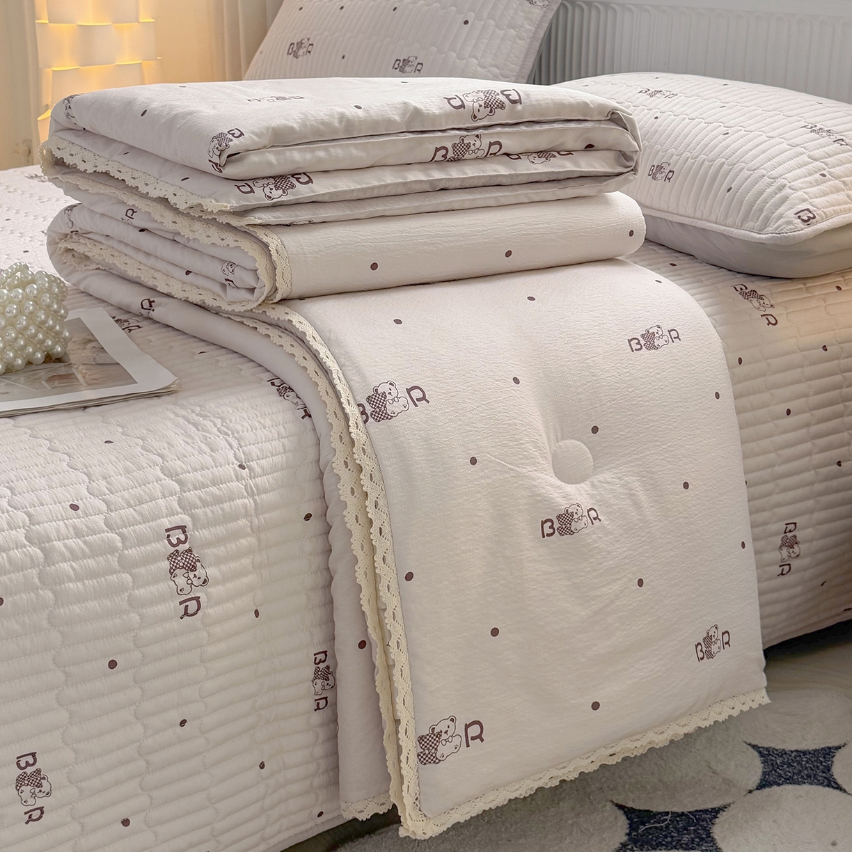 91家纺网 家纺一手货源 找家纺 悠米悠家 2026春夏新款木棉双层纱单夏被夏凉被空调被 奶咖小熊