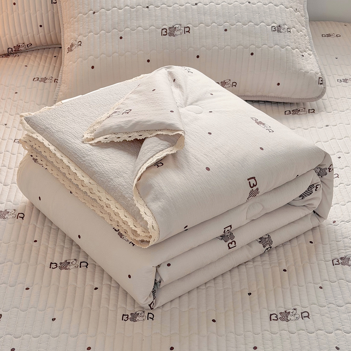 91家纺网 家纺一手货源 找家纺 悠米悠家 2026春夏新款木棉双层纱单夏被夏凉被空调被 奶咖小熊