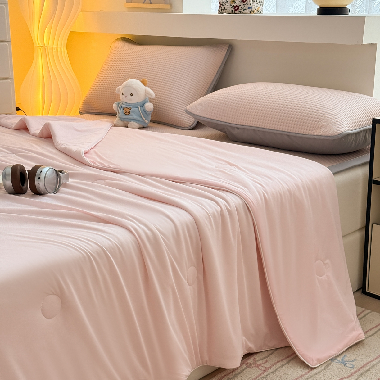 91家纺网 家纺一手货源 找家纺 欧邦 2026新款华夫格小熊系列凉感冰豆豆凉席款 小熊贵妃粉