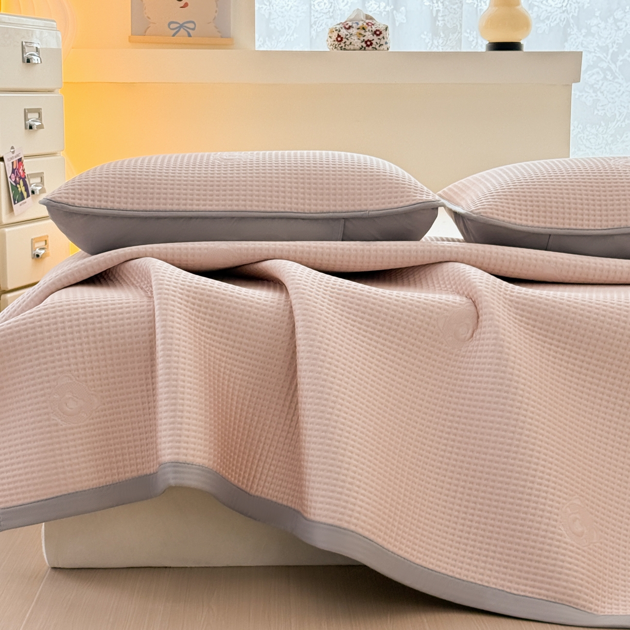 91家纺网 家纺一手货源 找家纺 欧邦 2026新款华夫格小熊系列凉感冰豆豆凉席款 小熊贵妃粉