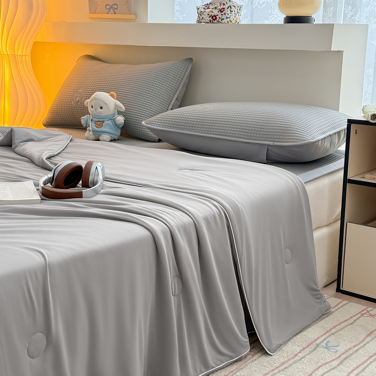 91家纺网 家纺一手货源 找家纺 欧邦 2026新款华夫格小熊系列凉感冰豆豆凉席款 小熊极致灰