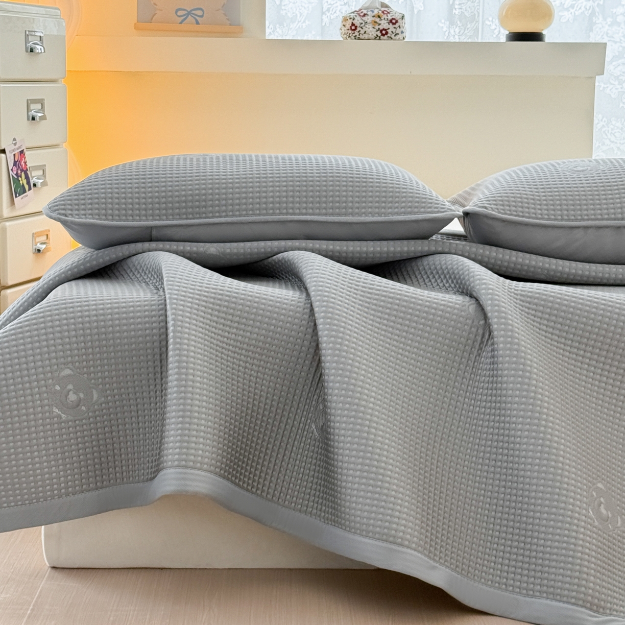 91家纺网 家纺一手货源 找家纺 欧邦 2026新款华夫格小熊系列凉感冰豆豆凉席款 小熊极致灰