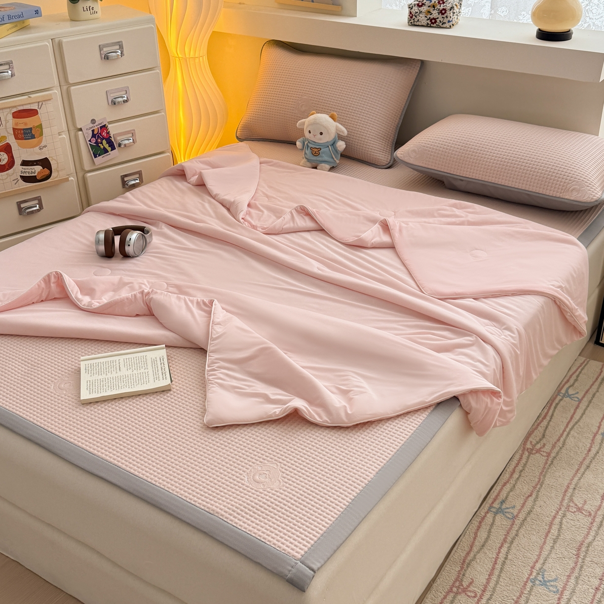 91家纺网 家纺一手货源 找家纺 欧邦 2026新款华夫格小熊系列凉感冰豆豆凉席款 小熊贵妃粉