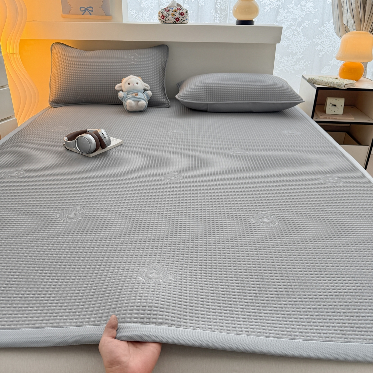 91家纺网 家纺一手货源 找家纺 欧邦 2026新款华夫格小熊系列凉感冰豆豆凉席款 小熊极致灰