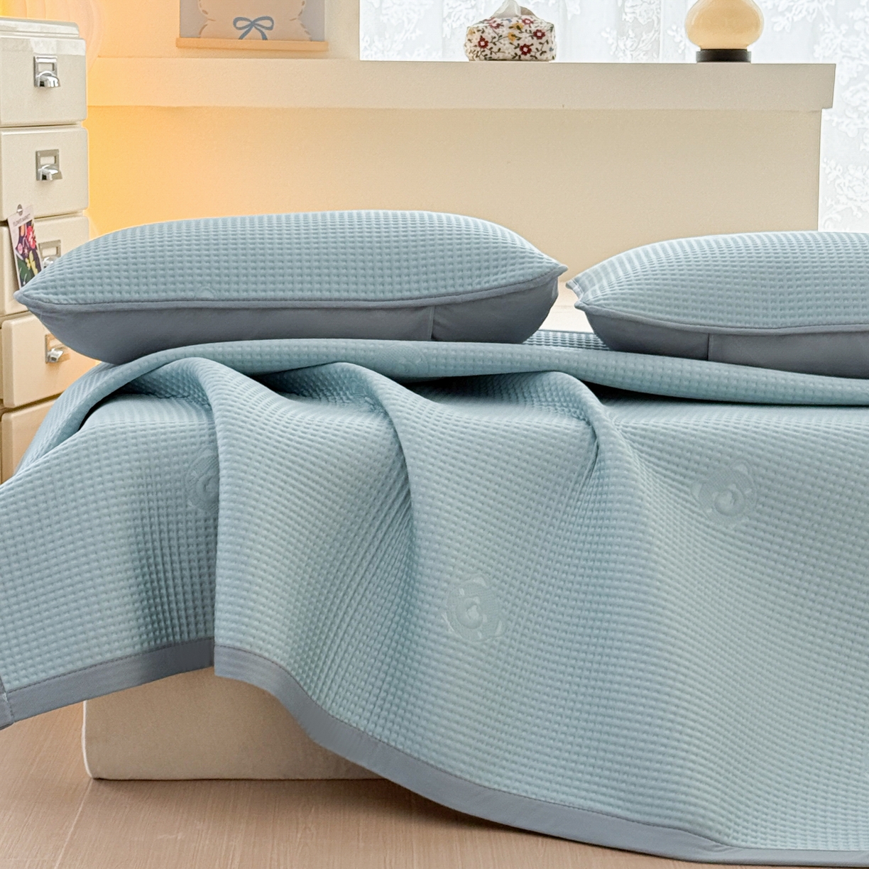 91家纺网 家纺一手货源 找家纺 欧邦 2026新款华夫格小熊系列凉感冰豆豆凉席款 小熊孔雀蓝