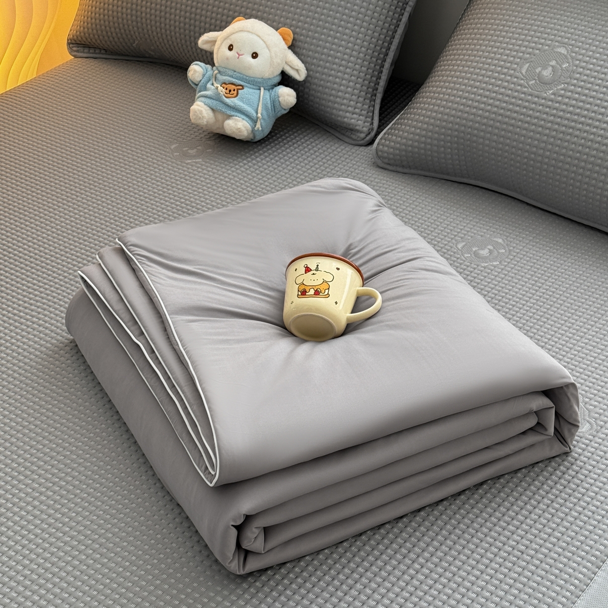 91家纺网 家纺一手货源 找家纺 欧邦 2026新款华夫格小熊系列凉感冰豆豆凉席款 小熊极致灰