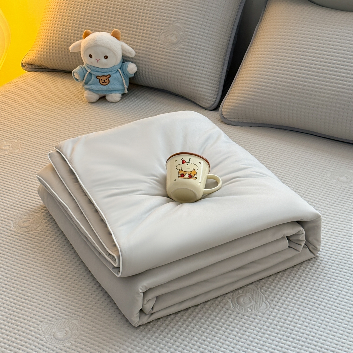 91家纺网 家纺一手货源 找家纺 欧邦 2026新款华夫格小熊系列凉感冰豆豆凉席款 小熊浅卡其