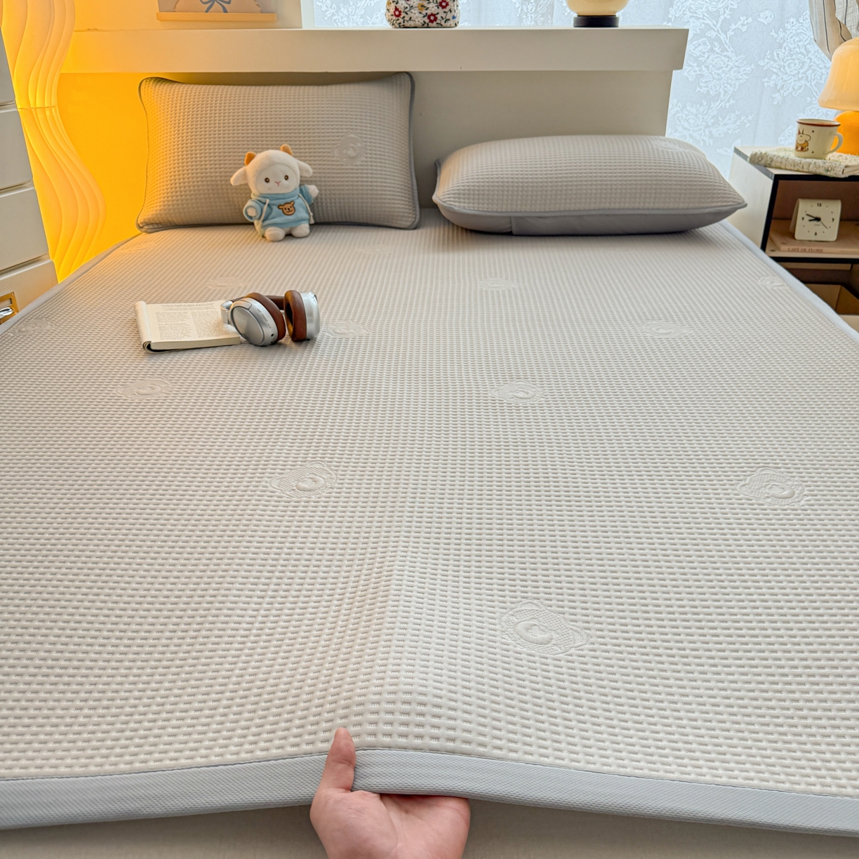 91家纺网 家纺一手货源 找家纺 欧邦 2026新款华夫格小熊系列凉感冰豆豆凉席款 小熊浅卡其