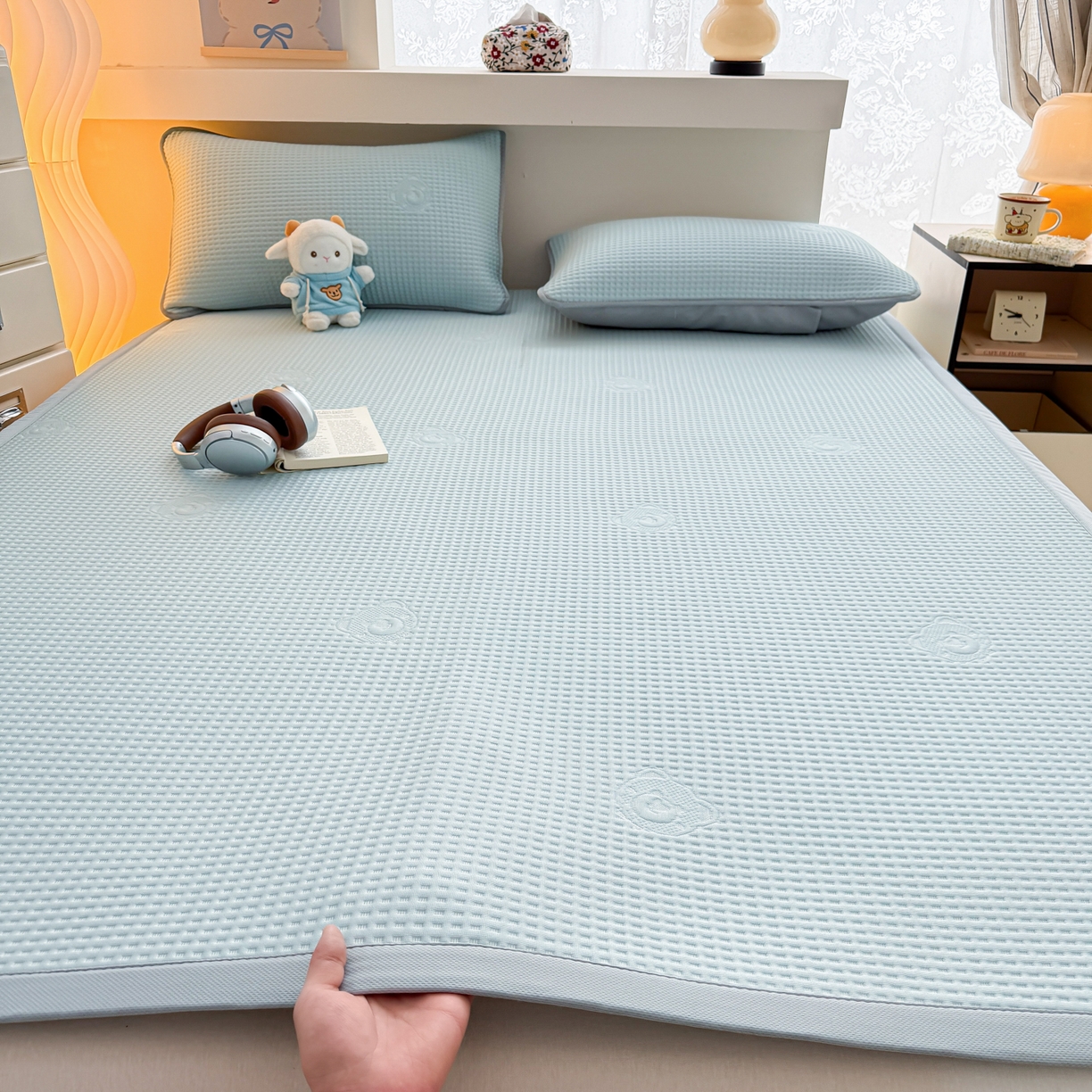 91家纺网 家纺一手货源 找家纺 欧邦 2026新款华夫格小熊系列凉感冰豆豆凉席款 小熊孔雀蓝