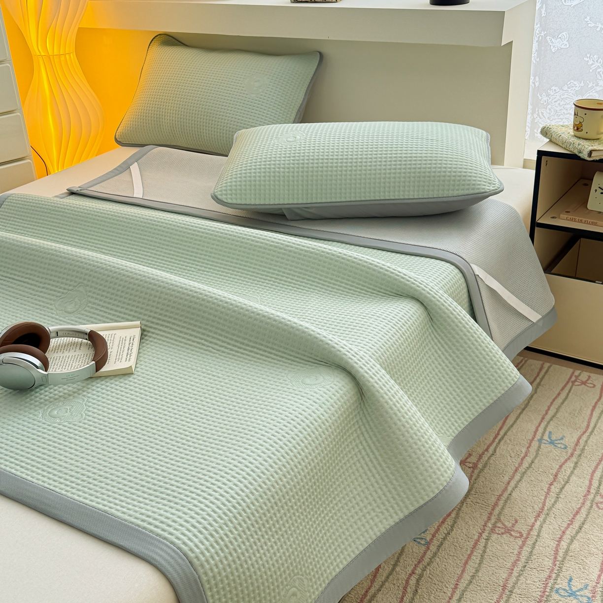 91家纺网 家纺一手货源 找家纺 欧邦 2026新款华夫格小熊系列凉感冰豆豆凉席款 小熊水绿