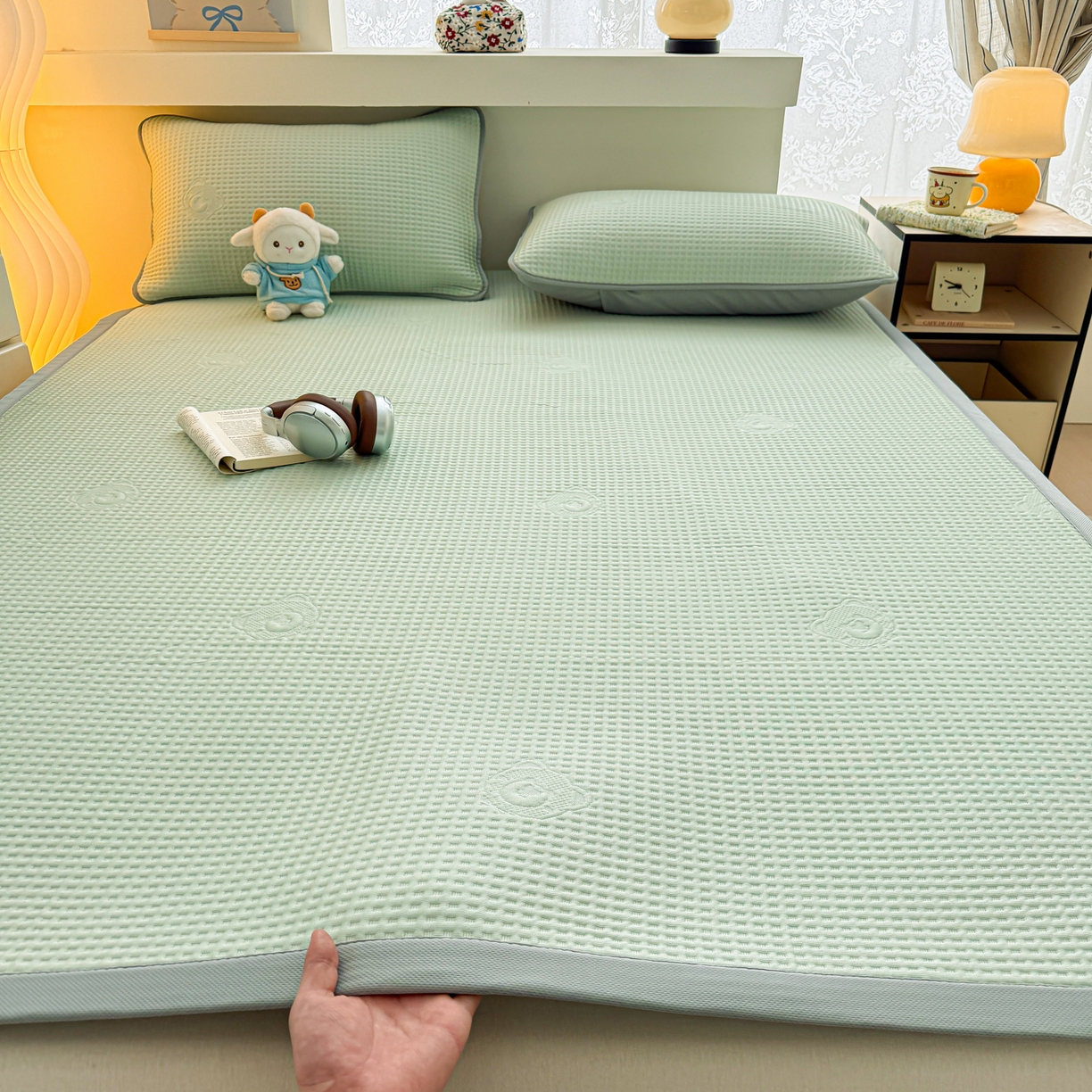 91家纺网 家纺一手货源 找家纺 欧邦 2026新款华夫格小熊系列凉感冰豆豆凉席款 小熊水绿