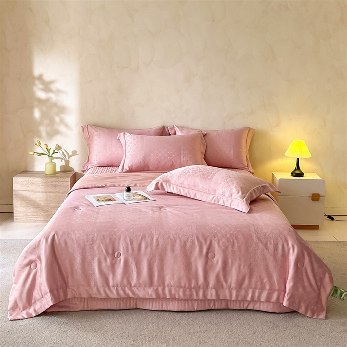 91家纺网 家纺一手货源 找家纺 大麦家纺 2026年高精密锦缎提花夏被四件套 梦网-粉