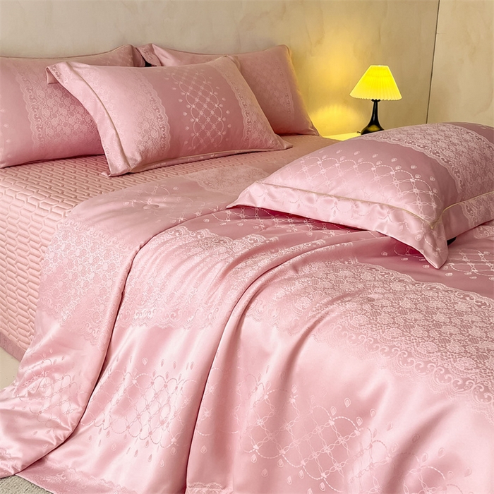 91家纺网 家纺一手货源 找家纺 大麦家纺 2026年高精密锦缎提花夏被四件套 梦网-粉