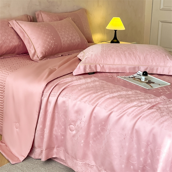 91家纺网 家纺一手货源 找家纺 大麦家纺 2026年高精密锦缎提花夏被四件套 梦网-粉