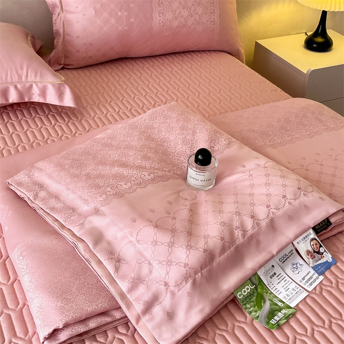 91家纺网 家纺一手货源 找家纺 大麦家纺 2026年高精密锦缎提花夏被四件套 梦网-粉