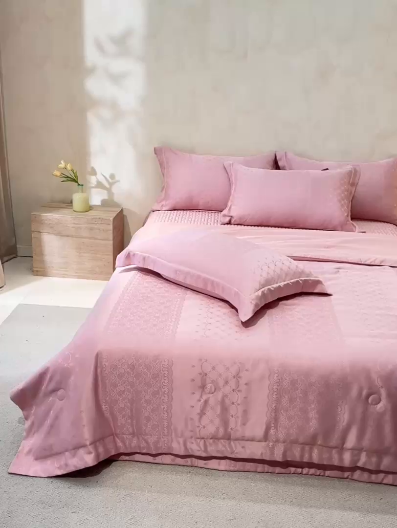 91家纺网 家纺一手货源 找家纺 大麦家纺 2026年高精密锦缎提花夏被四件套 梦网-粉