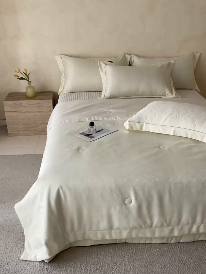 91家纺网 家纺一手货源 找家纺 大麦家纺 2026年高精密锦缎提花夏被四件套 梦网-米白