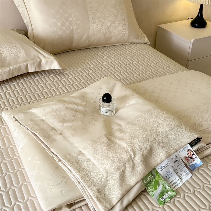 91家纺网 家纺一手货源 找家纺 大麦家纺 2026年高精密锦缎提花夏被四件套 梦网-米黄