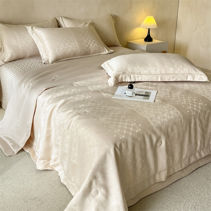 91家纺网 家纺一手货源 找家纺 大麦家纺 2026年高精密锦缎提花夏被四件套 梦网-米黄