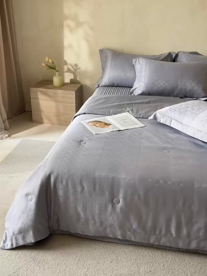 91家纺网 家纺一手货源 找家纺 大麦家纺 2026年高精密锦缎提花夏被四件套 梦网-浅灰