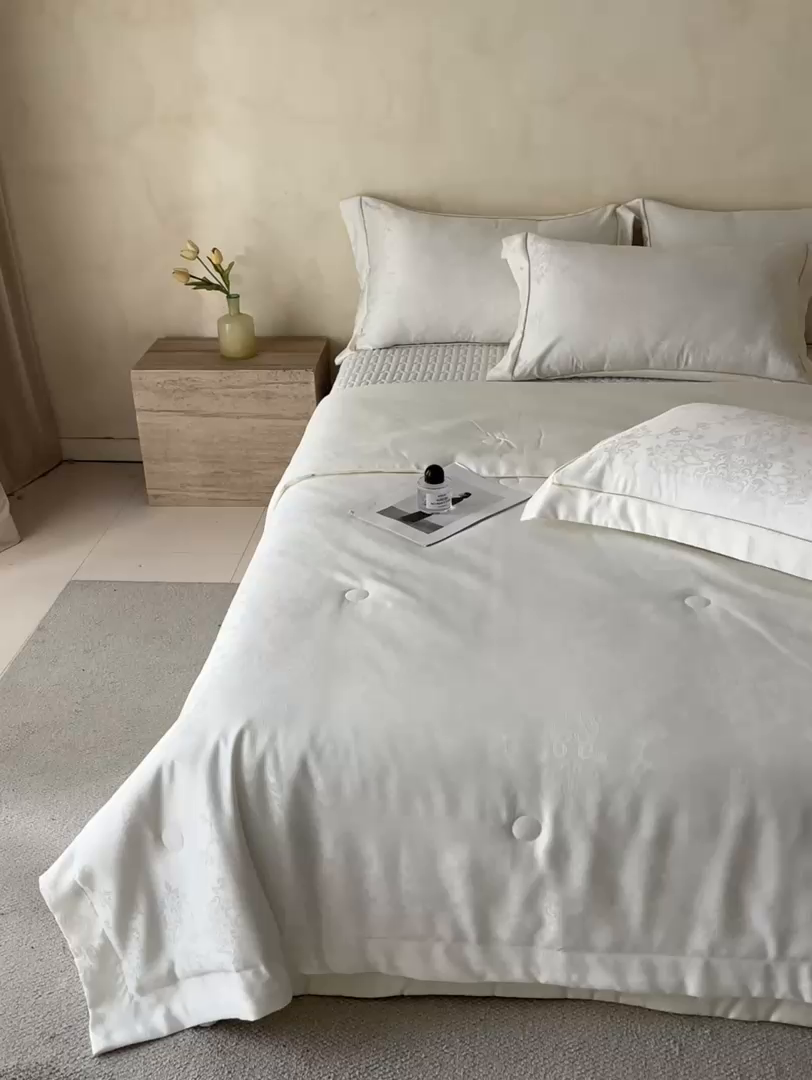 91家纺网 家纺一手货源 找家纺 大麦家纺 2026年高精密锦缎提花夏被四件套 密锁-米白