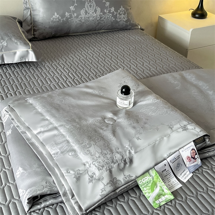 91家纺网 家纺一手货源 找家纺 大麦家纺 2026年高精密锦缎提花夏被四件套 密锁-浅灰