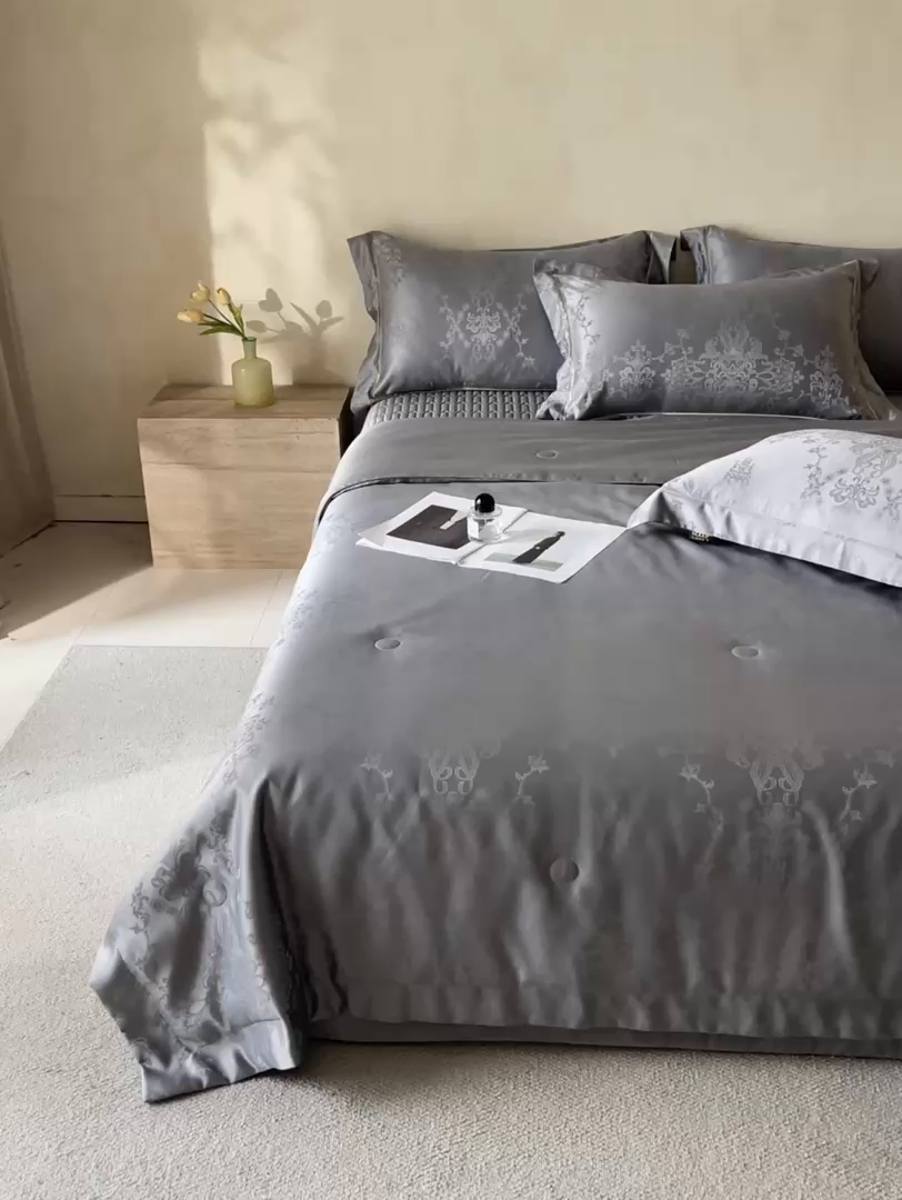 91家纺网 家纺一手货源 找家纺 大麦家纺 2026年高精密锦缎提花夏被四件套 密锁-浅灰
