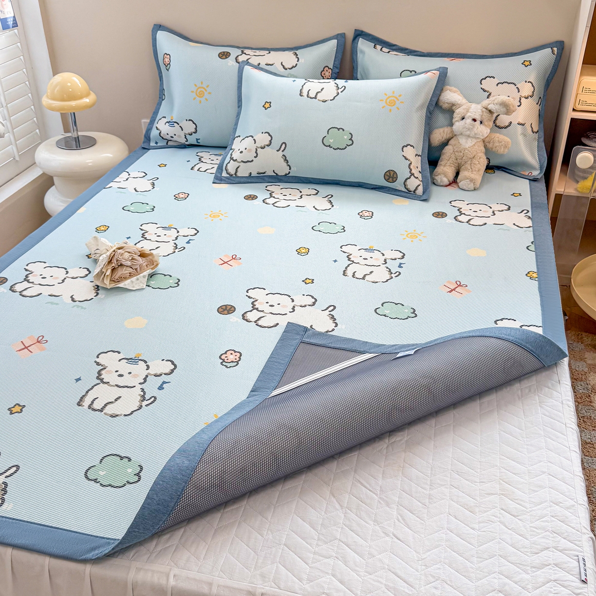 91家纺网 家纺一手货源 找家纺 懒猫家纺 2026春夏新款600D数码印花冰藤凉席席子-床席款 玩耍小狗-蓝