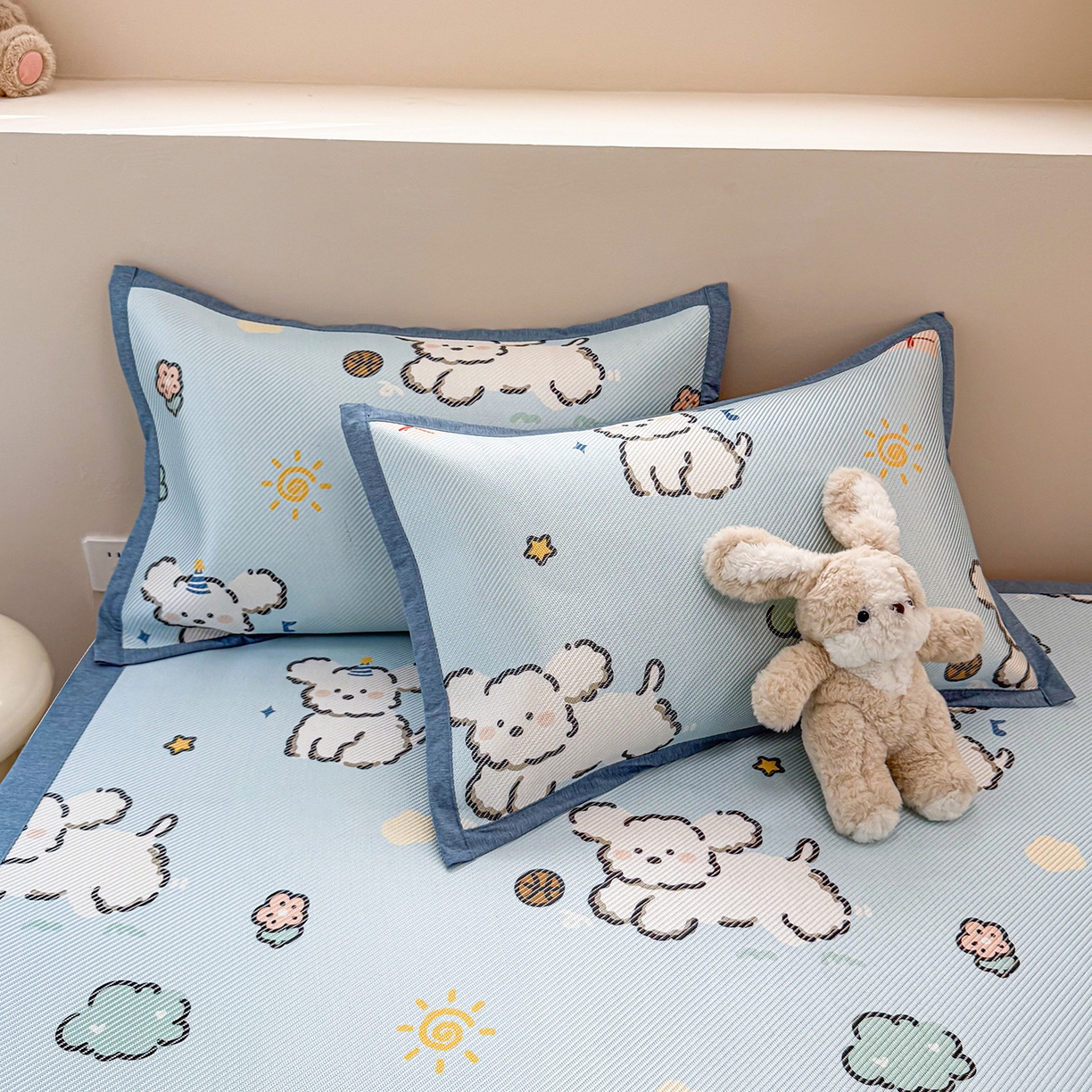 91家纺网 家纺一手货源 找家纺 懒猫家纺 2026春夏新款600D数码印花冰藤凉席席子-床席款 玩耍小狗-蓝