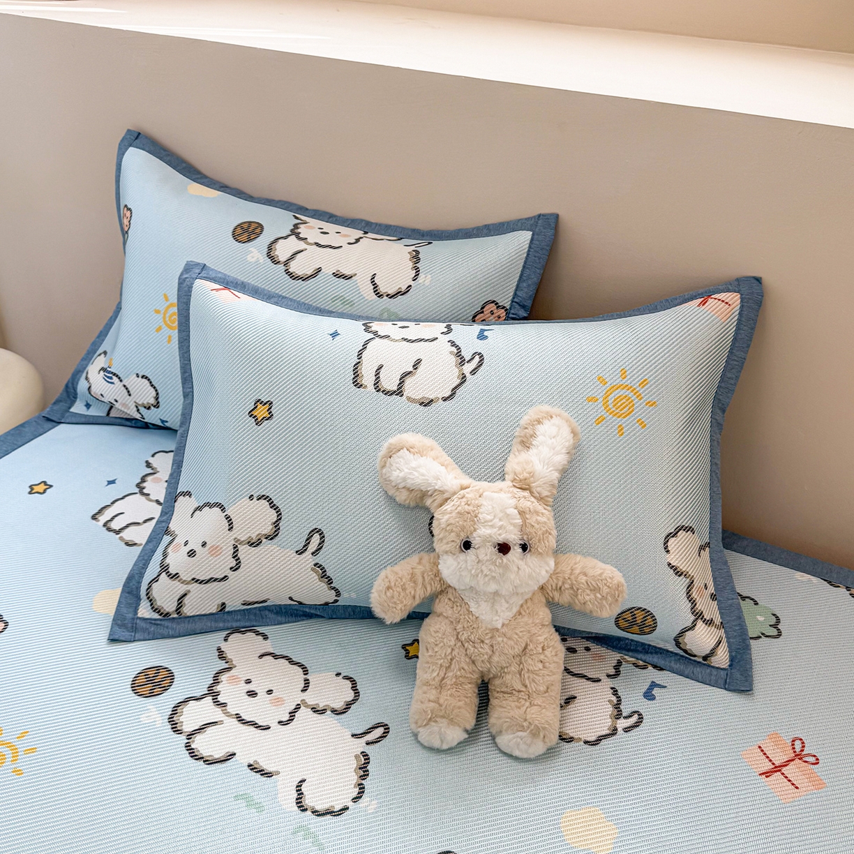 91家纺网 家纺一手货源 找家纺 懒猫家纺 2026春夏新款600D数码印花冰藤凉席席子-床席款 玩耍小狗-蓝