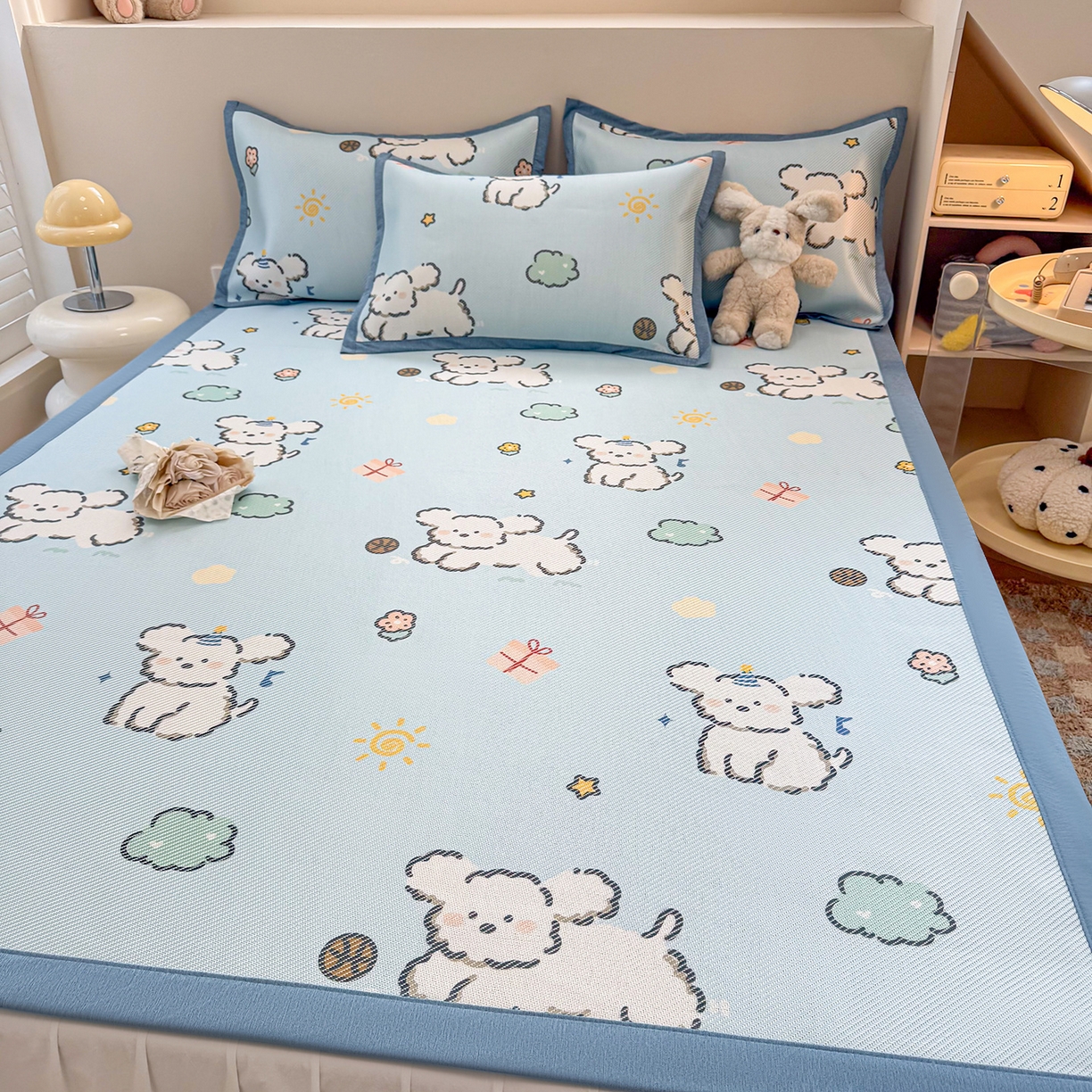 91家纺网 家纺一手货源 找家纺 懒猫家纺 2026春夏新款600D数码印花冰藤凉席席子-床席款 玩耍小狗-蓝