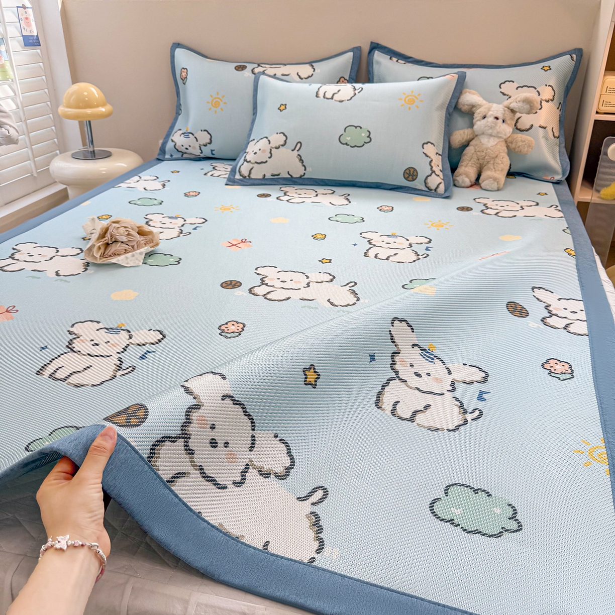 91家纺网 家纺一手货源 找家纺 懒猫家纺 2026春夏新款600D数码印花冰藤凉席席子-床席款 玩耍小狗-蓝