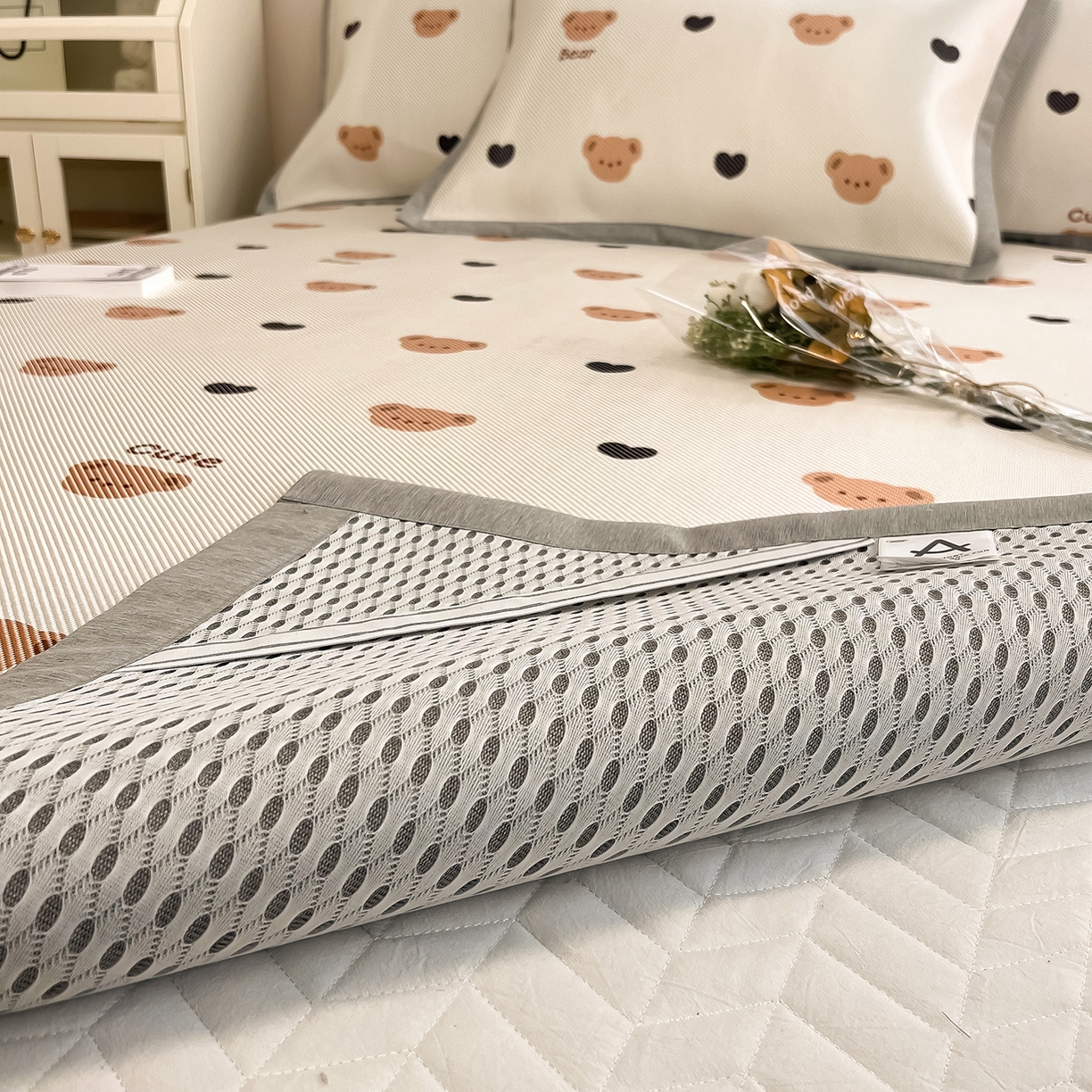 91家纺网 家纺一手货源 找家纺 懒猫家纺 2026春夏新款600D数码印花冰藤凉席席子-床席款 小熊仔