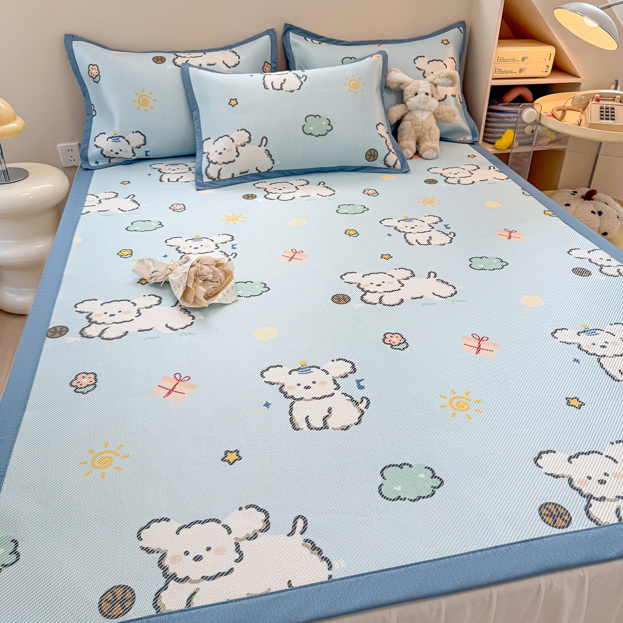 91家纺网 家纺一手货源 找家纺 懒猫家纺 2026春夏新款600D数码印花冰藤凉席席子-床席款 玩耍小狗-蓝