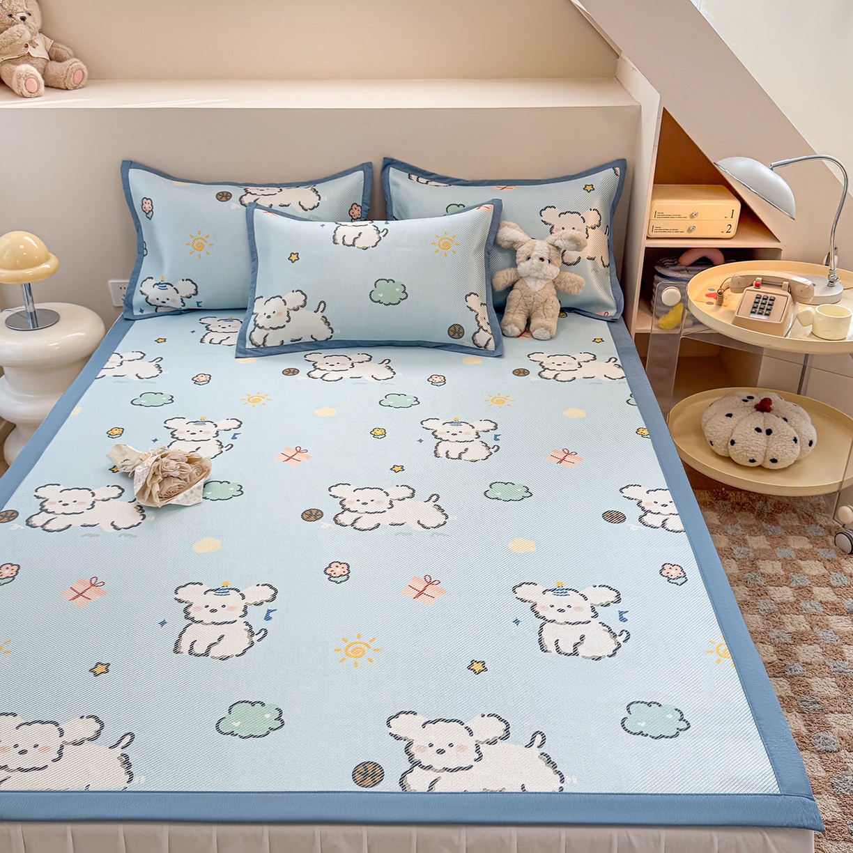 91家纺网 家纺一手货源 找家纺 懒猫家纺 2026春夏新款600D数码印花冰藤凉席席子-床席款 玩耍小狗-蓝